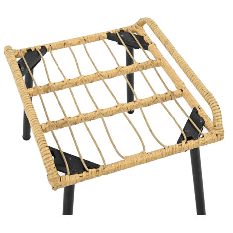 Un ensemble de jardin composé de 5 pièces : 1 table à manger, 2 chaises, 2 tabourets. Les meubles sont en rotin naturel. (1/5)