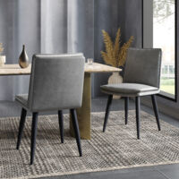 Deux chaises de séjour, en tissu PU. Les coussins sont doubles ce qui rend les chaises très confortables et douces au toucher. Ces chaises conviennent parfaitement pour les salles à manger, .