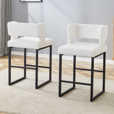Deux chaises en bois de nordique blanc, dotées d’un design moderne et carré. Les pieds sont en métal noir. Un ensemble léger et confortable, parfait pour répondre à vos divers besoins en matière de mo (1/5)