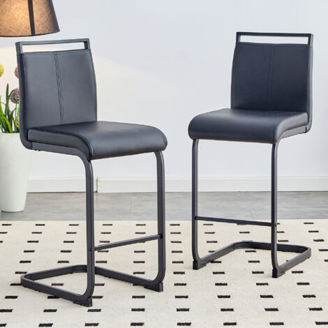 Deux chaises de style nordique. Fabricées en cuir noir de haute qualité, avec des pieds métalliques noirs. Conforme aux exigences des restaurants et des cuisines. Hauteur totale : 96,5 cm. (1/5)