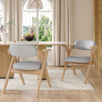 4 chaises à disposition. Des chaises en bois massif, confortables et respirantes. Elles peuvent être pliées et rangées facilement. Parfaites pour les salles à manger, les salons, les cafés… Style mode