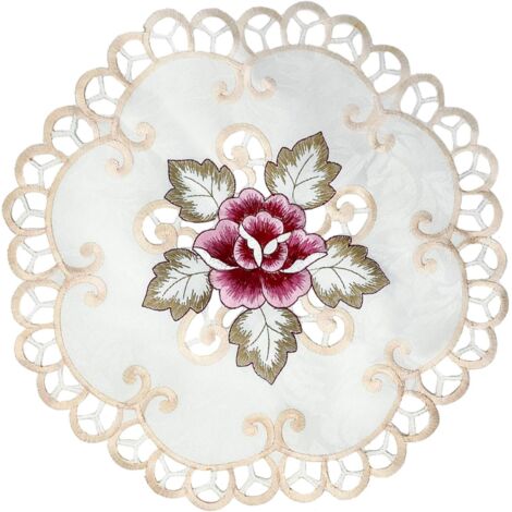 Ensemble de 4 pièces comprenant napperons, sets de table et cache-vases en dentelle ajourée brodée. (1/5)