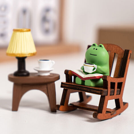 Miniatur-Froschfigur mit Schaukelstuhl – Detailreiche Kunstharzskulptur – 5,5 x 4 x 4,3 cm – Dekoratives Geschenk für Büro, Sammler oder Bibliothek – Grünbraun – 2 Figuren enthalten (1/5)