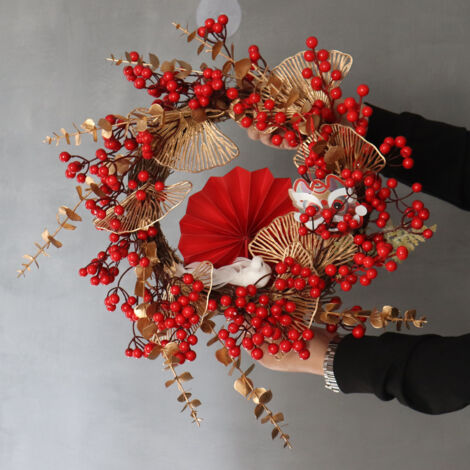 Künstlicher Deko-Kranz mit roten Beeren und Lichtern [40 cm] aus PE-Stoff in Waschbärrot – Geschenkidee zu Weihnachten, für Türen und Wände im Innen- und Außenbereich