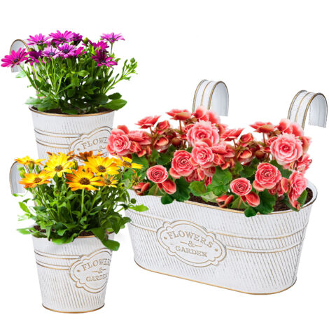 Maceteros colgantes de metal blanco con 3 macetas, orificios de drenaje y ganchos extraíbles para decorar jardines y balcones.