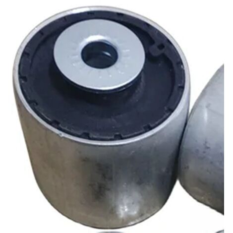 1 Farbe: Silber + Schwarz Material: Eisen + Kunststoff Silentblock für vorderen Querlenker zur Unterstützung von Spurstange und Hydraulik. (1/5)