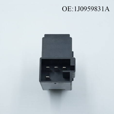 Die Teilenummer 1J0959831A ist mit dem Volkswagen Jetta MK6 kompatibel. Sie beinhaltet einen Druckknopf zum Öffnen der elektrischen Heckklappe. (1/4)