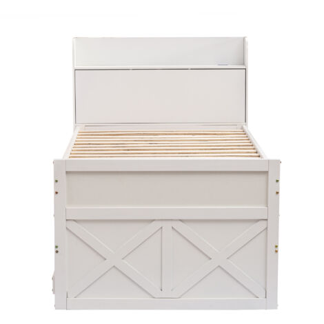 Lit en bois massif, en chêne. dimensions : 90x190. Lit multifonctionnel, avec un tiroir amovible. Matelas en planches de bois. Table de nuit avec des étagères. Dispositif USB pour lire des livres. (1/5)