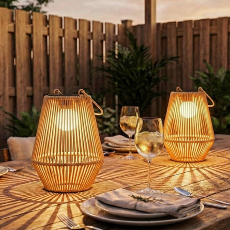 Lot de 2 lanternes solaires suspendues extérieur. lampes de jardin en résine tressée avec allumage automatique. marron