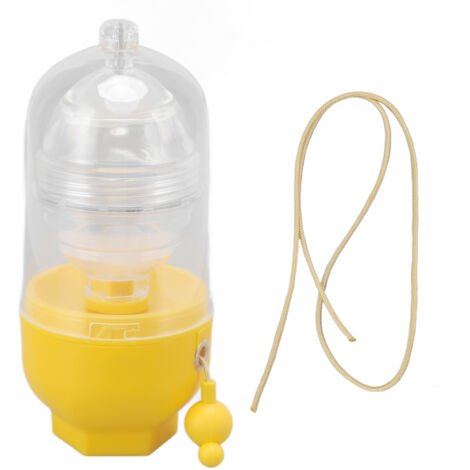 Goldener manueller Eiermixer, praktisch zum Verquirlen von Eiern und Eigelb zu Hause. (1/5)