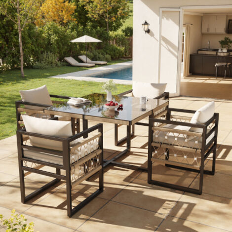 Ensemble de salon de jardin tressé à la main pour 4 personnes En fer robuste avec 4 coussins beiges Comprend 1 table en verre de sécurité et 4 fauteuils Mobilier de terrasse résistant aux intempérie (1/5)