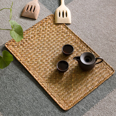 Un ensemble de 6 sets de table rectangulaires, tissés en herbe naturelle, mesurant 45 x 30 cm, nappes en rotin. (1/4)