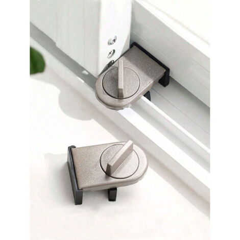 Deux verrous pour portes et fenêtres coulissantes pour une sécurité renforcée, dont un verrou sur la porte coulissante du salon avec fonction anti-pincement, de couleur marron.