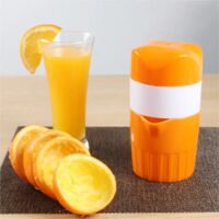 Un extracteur de jus de fruits incroyable, un outil bon marché et abordable pour faire du jus d'oranges, de mandarines et de citrons.