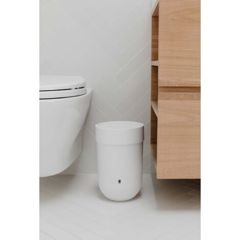 Poubelle de salle de bain blanche 19,10 cm de diamètre – Couvercle pivotant automatique – Polypropylène pour usage hygiénique – Umbra (1/7)
