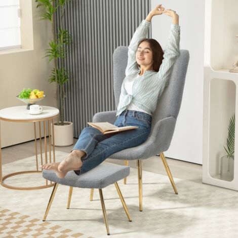 Ensemble fauteuil avec repose-pieds, tissu bouclé gris et pieds en métal doré, dossier haut, grand confort. (1/5)