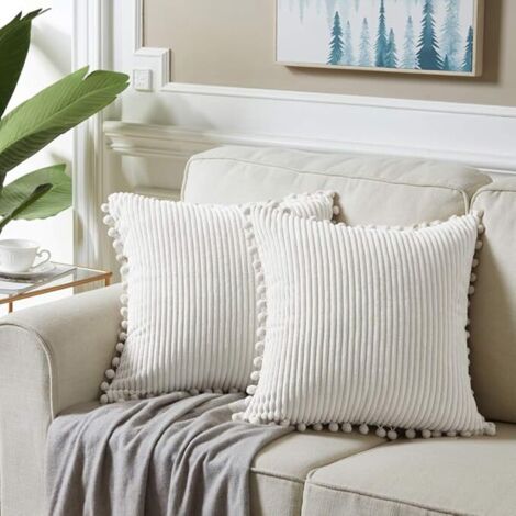 Lot de 2 housses de coussin pour canapé 45 x 45 cm, élégantes, ornées de pompons, pour lit double, sans rembourrage, couleur blanc cassé. (1/4)