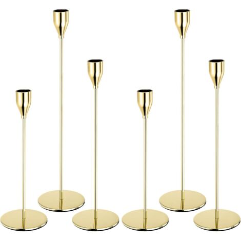 Un juego de 6 candelabros (33/28/22 cm) perfectos para bodas, cenas románticas, fiestas y muchas otras ocasiones, en color dorado.