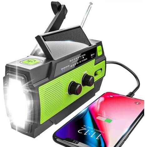 Radio solar portátil AM/FM con batería recargable de 4000 mAh y linterna LED verde.