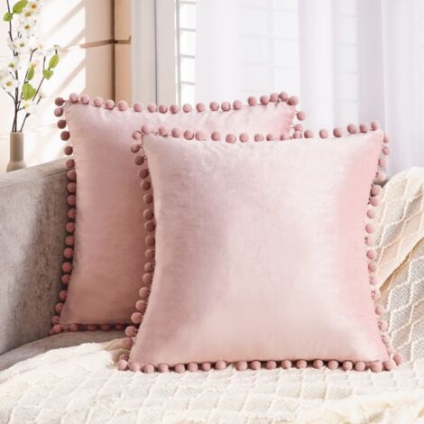 Un juego de fundas de almohada de 45 x 45 cm con ribete de terciopelo rosa y decoradas con borlas sencillas, perfectas para Navidad.