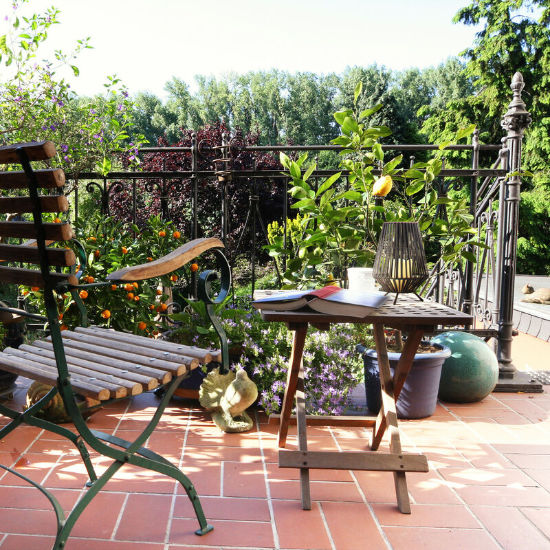 Relaxdays Outdoor Lampe, mit LED Kerze, Rattan-Optik, mit Flammeneffekt,  Garten, Balkon & Terrasse, Tischlampe, schwarz