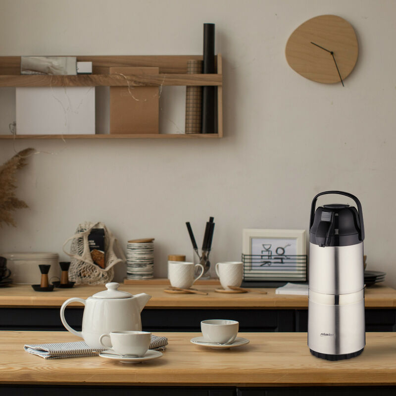 Bouilloire électrique Moderne, Tasse Et Muffins Sur Table En Bois