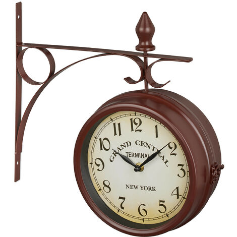 Une horloge murale antique photo stock. Image du rétro - 147010502