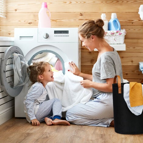 Cestino lavanderia con vestiti per bambini in camera per bambini