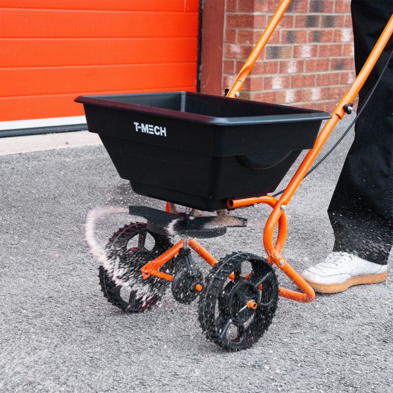 Niveleur de Pelouse & Épandeur Rotatif 100 cm x 32cm (Orange) Engrais Râteau Nivellement Jardin Lute Manche Extensible 1,15 - 1,9m Prise Facile Capacité 25kg Gravier Sable Graine Housse De Pluie & Gan