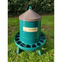 Mangeoire pour volailles à pieds en plastique recyclé 8kg – Montée sur 4 pieds – Pour plusieurs poules – Solution durable – Gaun