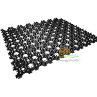 Pannello stampato in polipropilene di spessore 1,5 mm altezza 18,2 mm. Adesivizzato e protetto con foglio di politene monosiliconato. Dimensioni pannello 1210x810. Superficie utile 0,96 mq per una sup