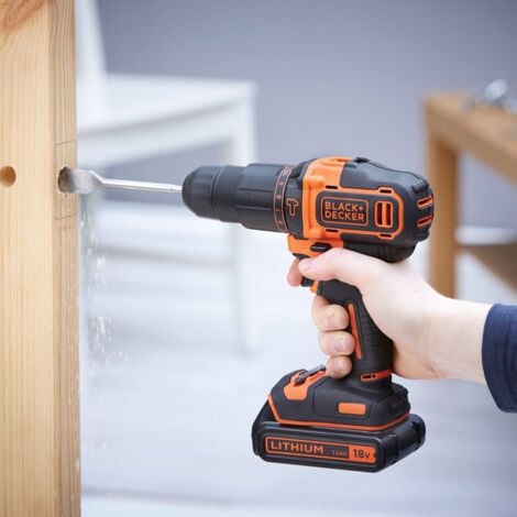 BLACK+DECKER Perceuse à percussion sans fil - 18 V - 1,5 Ah - 2 Vitesses - 104 accessoires - Livrée en boite à outil (BDCHD18S1KA-QW)