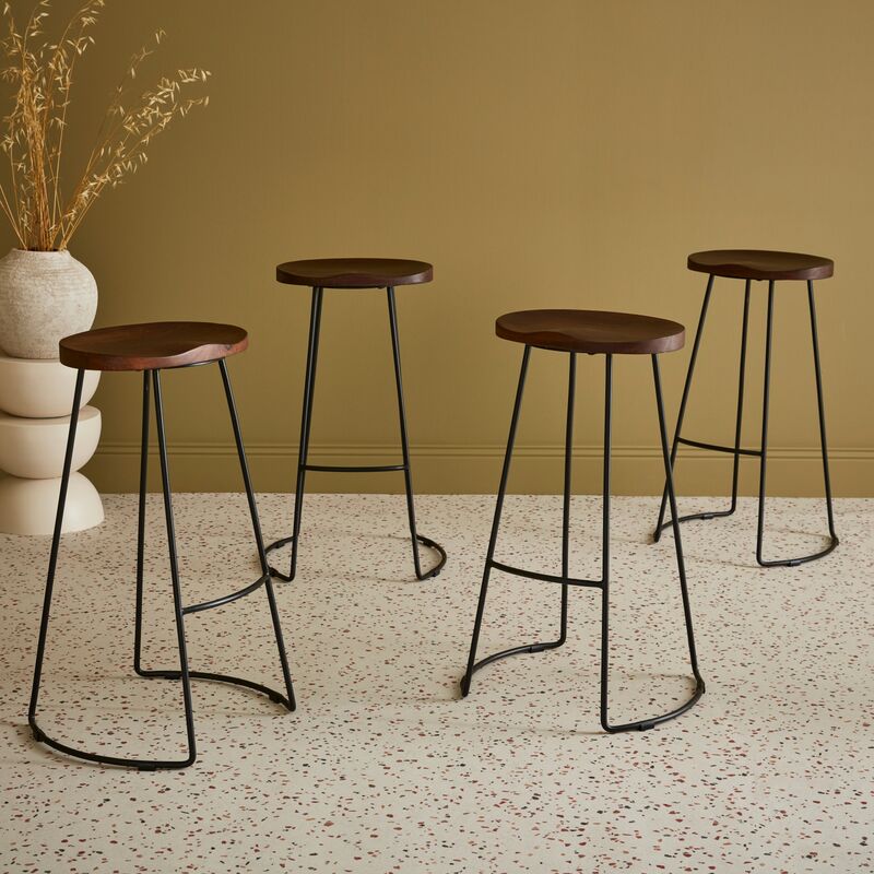 Set di 4 sgabelli da bar in legno di mango tinto noce e acciaio, con  poggiapiedi, 75cm