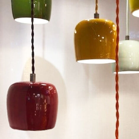 Suspension d'extérieur en céramique émaillée rouge – Hauteur 14 cm – Diamètre 16 cm – Câble textile torsadé 200 cm – Ampoule E27 non fournie – Millumine
