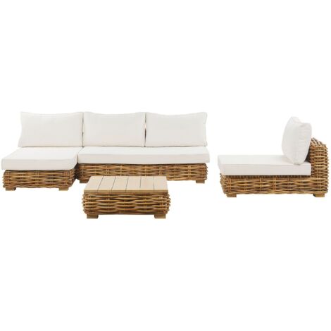 Salon de Jardin Canapé d'angle 3 Places Fauteuil en Rotin Marron avec Coussins Blancs Confortables et Table Basse Assortie pour Terrasse au Style Boho Beliani (1/5)