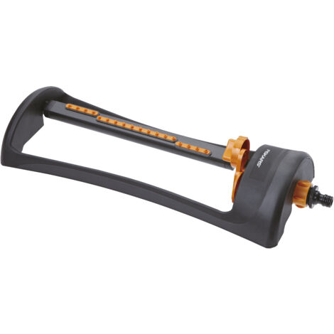 Fiskars Arroseur M à économie d'eau, Réglage facile de la portée, Pied métallique robuste, Taille universelle, Portée 16 x 17 m, 506 g, Noir/Orange, 1023662