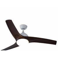 V-Tac – Ventilateur de plafond télécommandé 132 cm – 5 vitesses – CCT 3000K à 6400K – Moteur 35W – Pales MDF marron – Abat-jour en verre opalin
