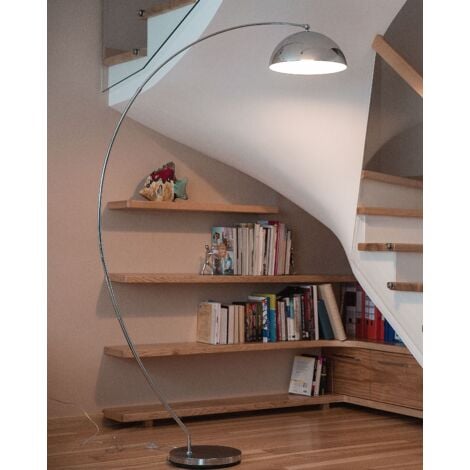 Arredi design: Lampada ad arco cromata