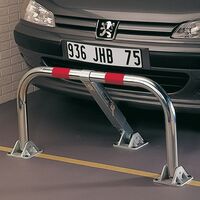 Mottez – Barrière de parking rabattable 3 pieds – Tube zingué Ø 50/2 mm – Embase forte avec bandes fluos – Fixation au sol incluse