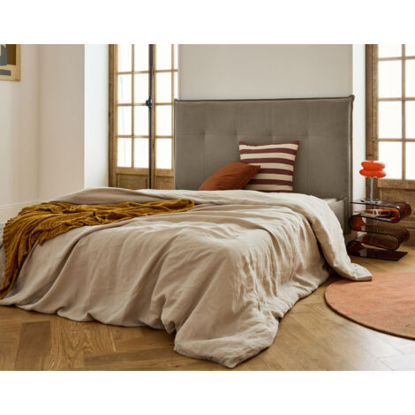 Bestmobilier – Cadre de lit 140x190 cm en velours taupe – Tête de lit capitonnée – Structure en bois – Pieds en bois noyer – Fabrication européenne (1/5)