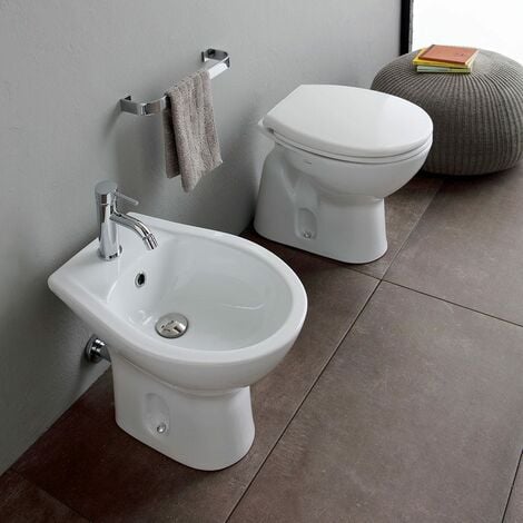 Coppia Di Sanitari A Terra Distanziati Wc E Bidet  Cipro