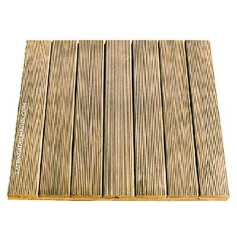 Baldosa de madera de pino recta 50x50 cm y 32mm, utilizada en patios, terrazas o duchas de piscinas
