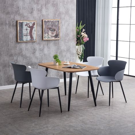 salle à manger avec 4 chaises design