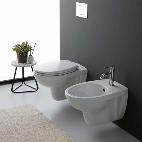Kiamami Valentina – Set de sanitaires suspendus en céramique blanche – Duo WC et bidet – Largeur 37 cm et 36 cm – Évacuation murale pour entretien facile (1/5)