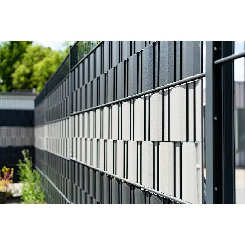 Strisce Frangivista In PVC 19x35 Cm Con Clip – Schermo Privacy Per Recinzione Giardino E Balcone, Grigio RAL7040 (Rotolo Da 35 M)