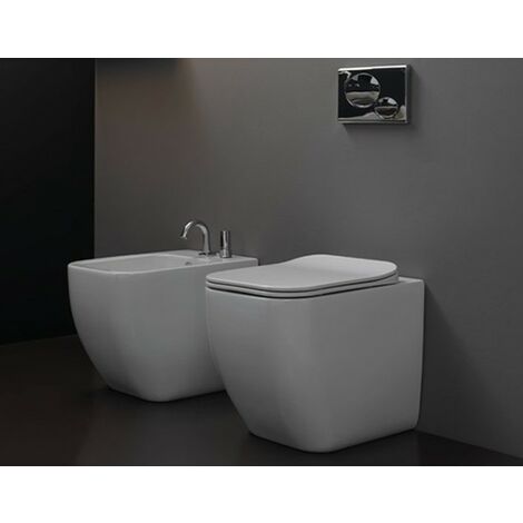 Sanitari Brio filomuro senza brida con sedile softclose di