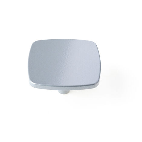 Bouton de meuble  Style contemporain  Fabriqué en Zamac  Finition aluminium  Mesures 424223mm  Système de fixation vissé  Comprend des vis M4  1 unité - talla
