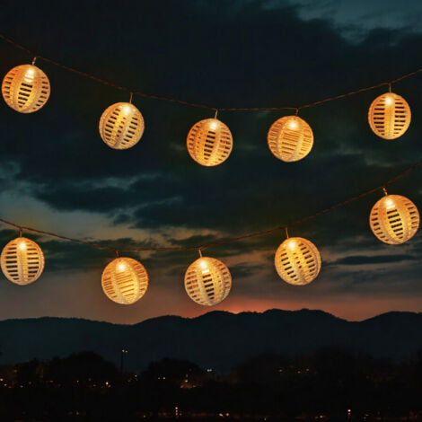 Solar Lichterkette mit 10 runden Lampions in Rattan Optik - 270 cm - LED Garten Deko Beleuchtung warm weiß