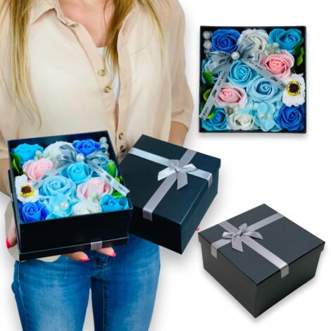 Jardinière avec des fleurs de savon bleues dans une boîte carrée