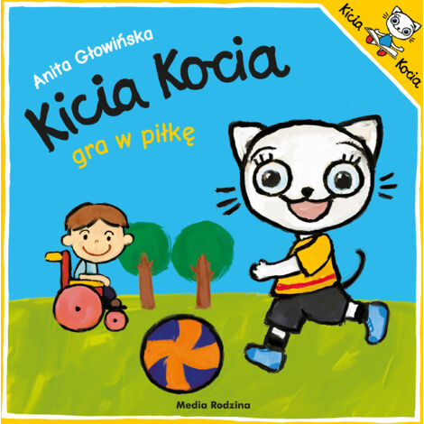 Kitty Cat joue au football. Kitty Cat
